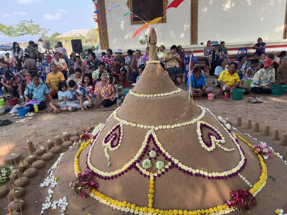 วันอังคารที่ 14 เมษายน 2569 นางสาวกัลยรัตน์ คุณโท นายกองค์การบริหารส่วนตำบลเหล่าพรวน เข้าร่วมพิธีรดน้ำดำหัวผู้สูงอายุ บ้านหนองบัวหมู่ที่ 2,4...